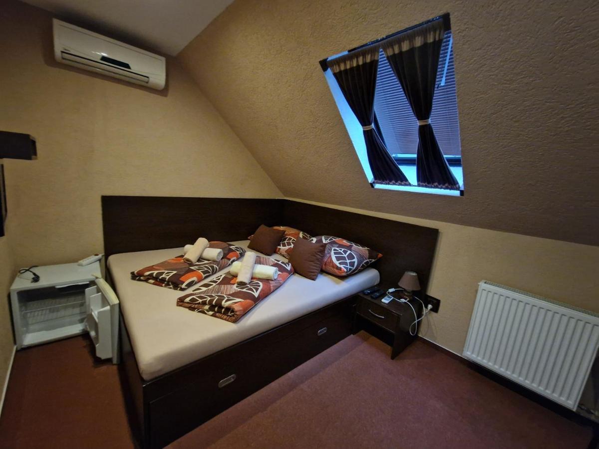 Penzion Škorpión Senec Esterno foto